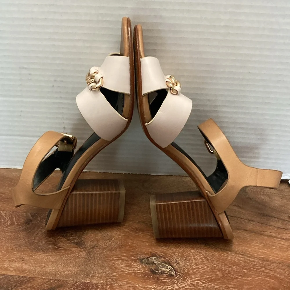 Coach SANDALS. Women's Two-Tone Tan & White Block Heel Sandal with Chain Detail. - Picture 8 of 9